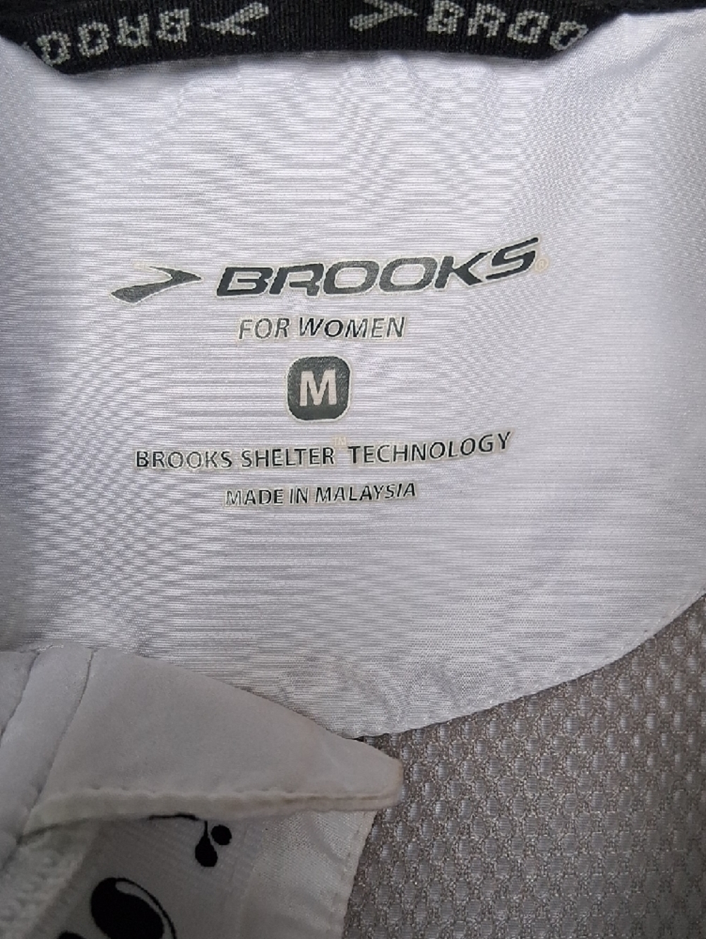 Brooks White and Black Sleeveless Zip-Front Running Vest - Picture 4 of 5